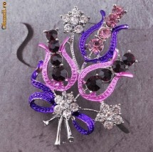 Brosa placata cu aur alb 18 K si aplicatii de cristale Swarovski, model buchetel foto