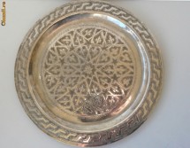 PLATOU ARAB DE PERETE DIN METAL ARGINTAT - GRAVAT SI CIOCANIT MANUAL foto