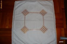 FATA DE MASA ALBA , BRODATA , BRODERIE SPARTA , 85 X 85 CM foto