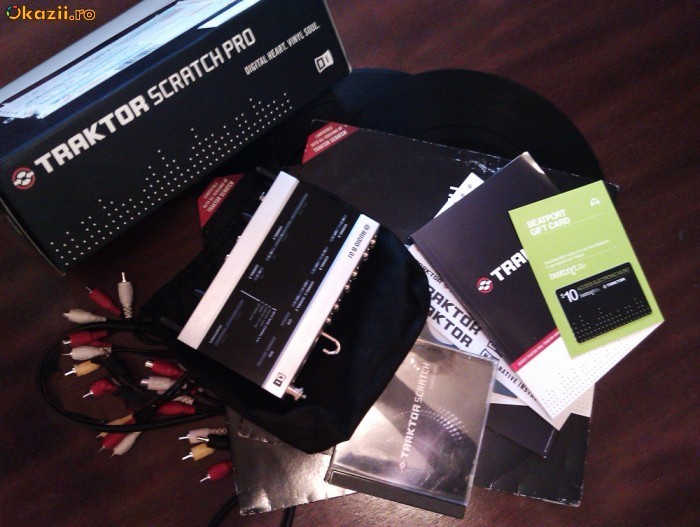 Native Instruments Traktor Scratch PRO 2 Audio 8 DJ foto mare