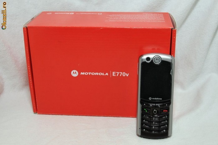 Numai 25 de Euro - Telefon mobil de colectie - MOTOROLA E 770 V - 2 x Camera digitala, Bluetooth, MP3 player, Tri-band, Ceas, Slot pentru card, Folie foto mare